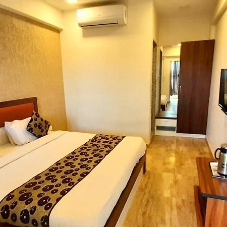 אחמדאבאד Hotel Tulip Plaza מראה חיצוני תמונה