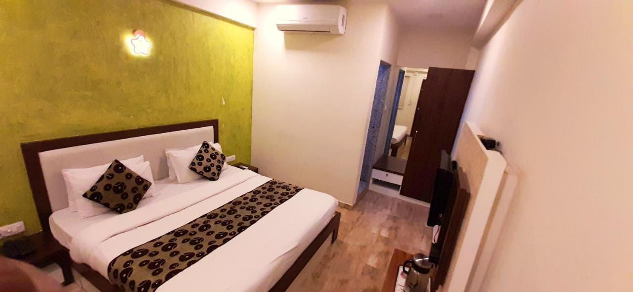 אחמדאבאד Hotel Tulip Plaza מראה חיצוני תמונה