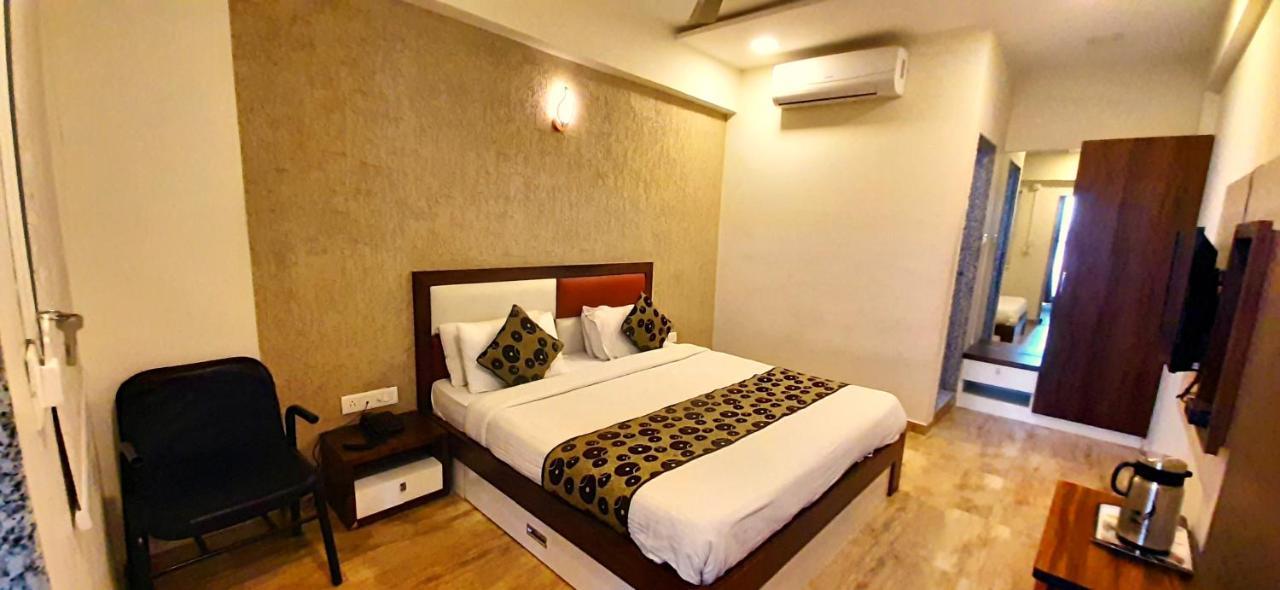 אחמדאבאד Hotel Tulip Plaza מראה חיצוני תמונה