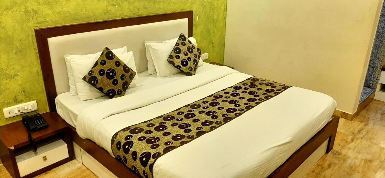 אחמדאבאד Hotel Tulip Plaza מראה חיצוני תמונה