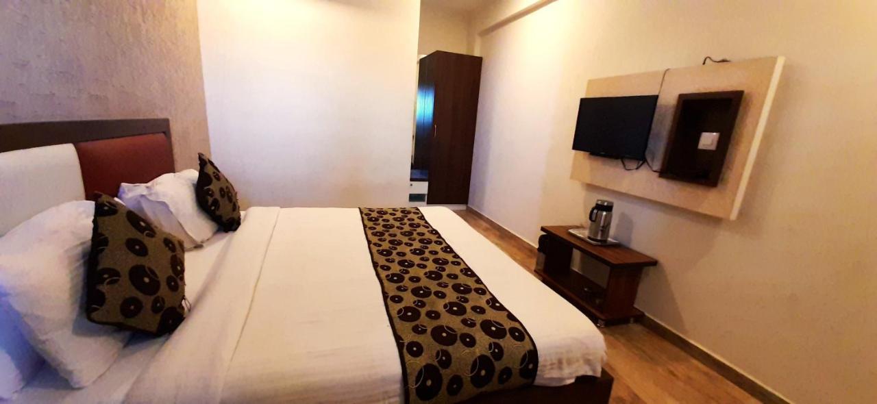אחמדאבאד Hotel Tulip Plaza מראה חיצוני תמונה