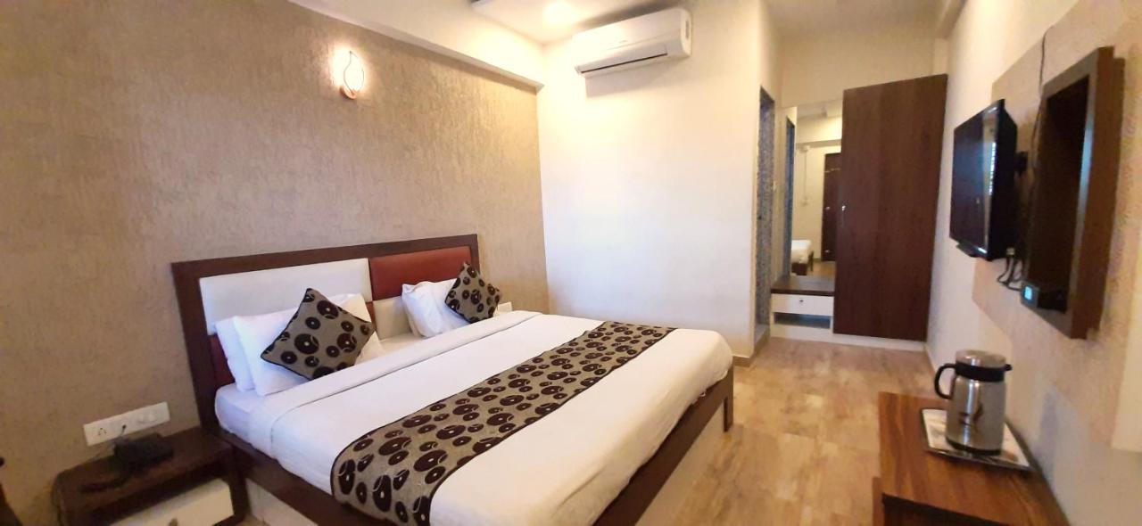 אחמדאבאד Hotel Tulip Plaza מראה חיצוני תמונה