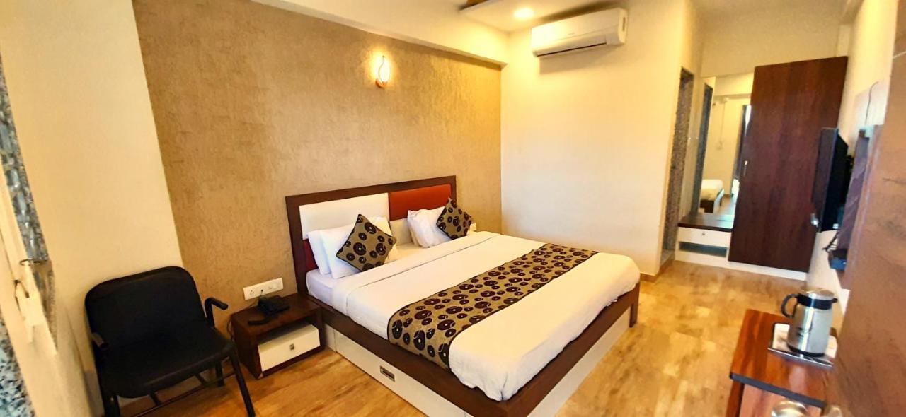אחמדאבאד Hotel Tulip Plaza מראה חיצוני תמונה