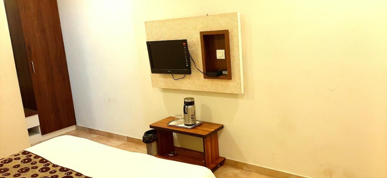 אחמדאבאד Hotel Tulip Plaza מראה חיצוני תמונה