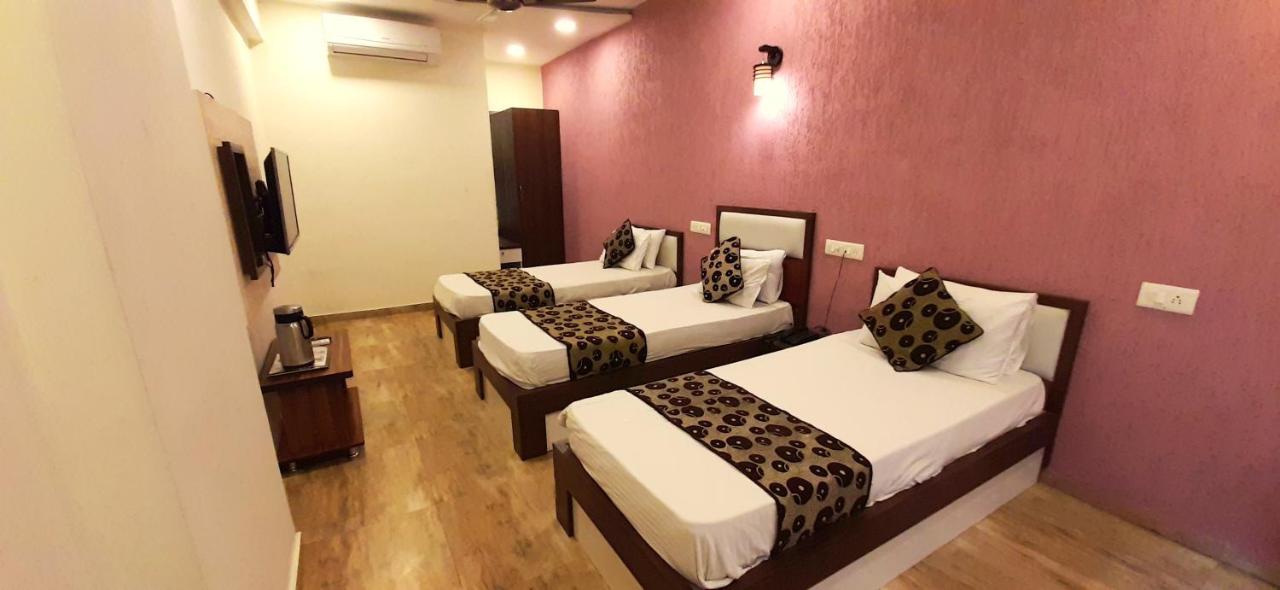 אחמדאבאד Hotel Tulip Plaza מראה חיצוני תמונה