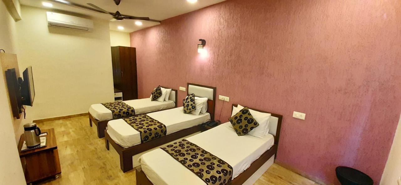 אחמדאבאד Hotel Tulip Plaza מראה חיצוני תמונה
