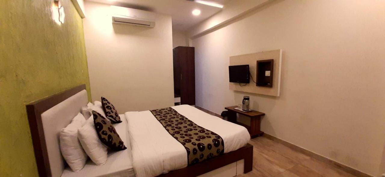 אחמדאבאד Hotel Tulip Plaza מראה חיצוני תמונה