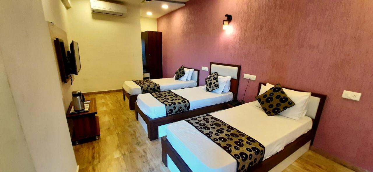 אחמדאבאד Hotel Tulip Plaza מראה חיצוני תמונה